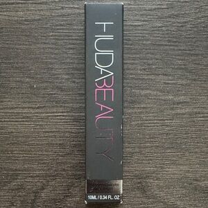 HUDA BEAUTY The Overachiever Concealer